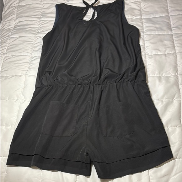 Black Sleeveless Romper with Fitted Waist and Pockets - L - Picture 8 of 9
